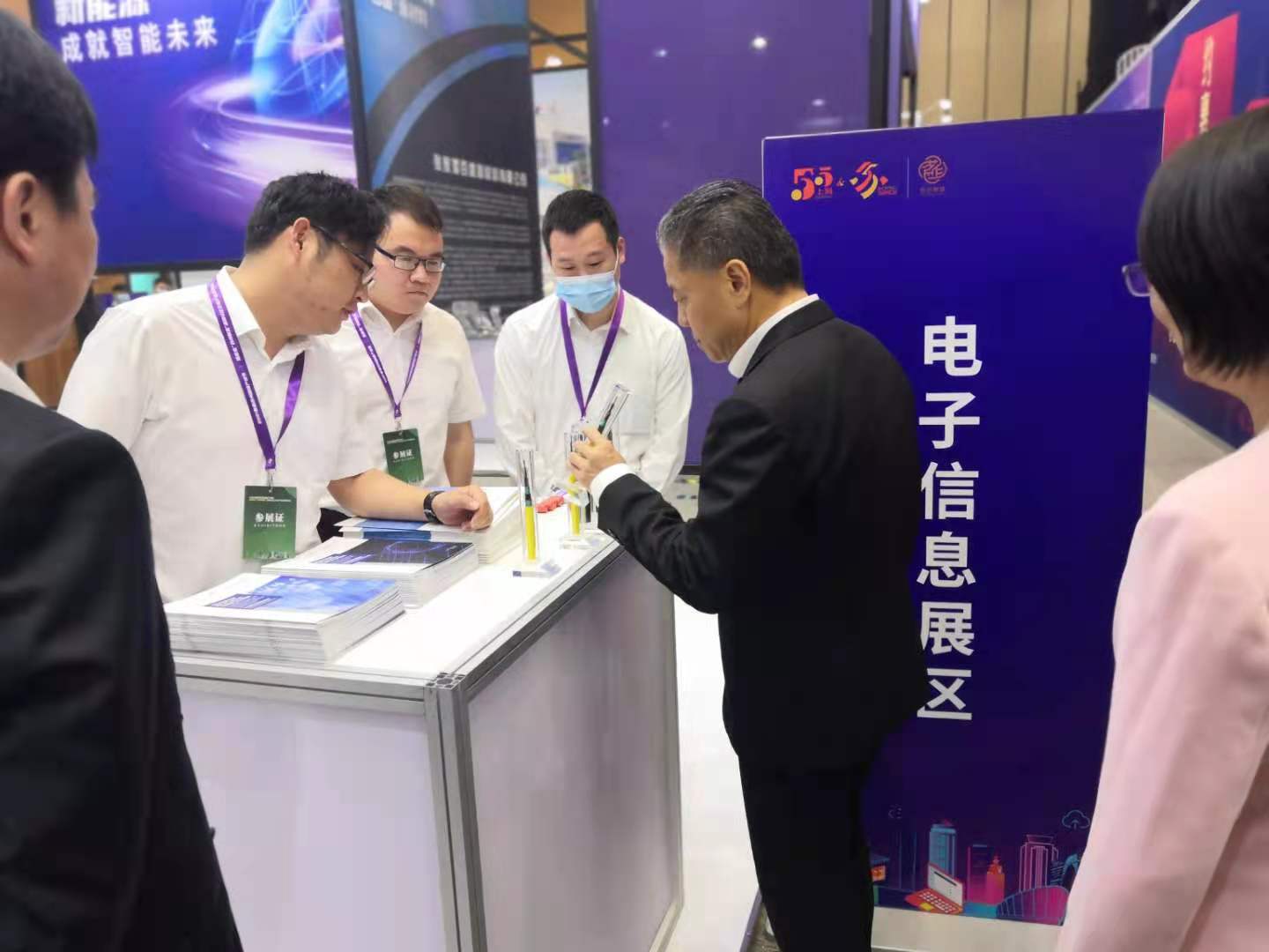 楊市長、方書記親臨亨通展位 | 2021首屆蘇州超級產(chǎn)地節(jié)(圖6) 楊市長、方書記親臨亨通展位 | 2021首屆蘇州超級產(chǎn)地節(jié)(圖6)